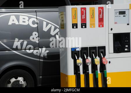 Kastrup/Copenhagen/Denmark/06 August 2022/Shell benzina e stazione di ricarica di gusci Prezzo basso Petro bordo su stazione di benzina di gusci nella capitale danese. (Foto..Francis Dean/Dean Pictures) Foto Stock