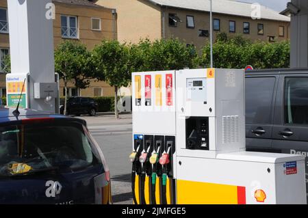 Kastrup/Copenhagen/Denmark/06 August 2022/Shell benzina e stazione di ricarica di gusci Prezzo basso Petro bordo su stazione di benzina di gusci nella capitale danese. (Foto..Francis Dean/Dean Pictures) Foto Stock