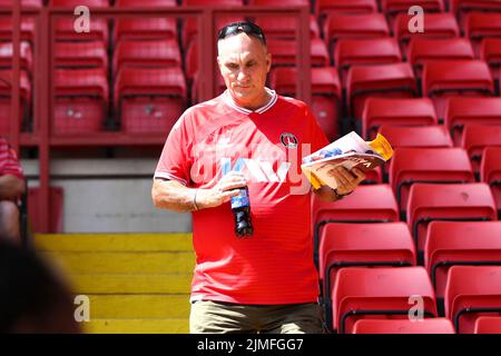 Londra, Regno Unito. 6th ago 2022. Un fan di Charlton prende il suo posto durante la partita della Sky Bet League 1 tra Charlton Athletic e Derby County a The Valley, Londra sabato 6th agosto 2022. (Credit: Tom West | MI News) Credit: MI News & Sport /Alamy Live News Foto Stock