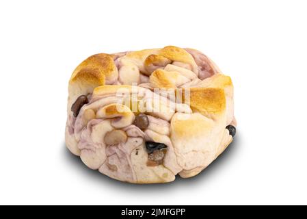 Vista dall'alto del pane di patate dolci viola fatto in casa con fagioli misti su sfondo bianco. Foto Stock