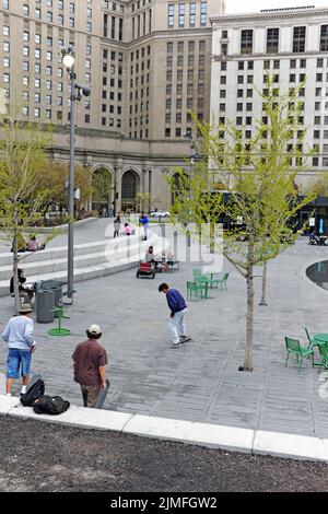 Il 30 aprile 2022, gli skateboarder si recano alla Public Square di fronte al Tower City Center nel centro di Cleveland, Ohio, Stati Uniti. Foto Stock