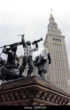 Due monumenti storici sulla Public Square nel centro di Cleveland, Ohio, includono il Soldiers and Sailors Monument e l'iconica Terminal Tower. Foto Stock