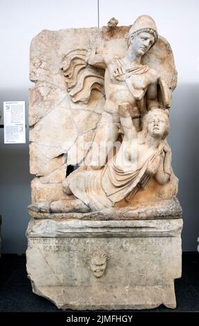 Un'antica statua in pietra all'interno del Museo Afrodisia in Turchia intitolata Claudius e Britannia. Foto Stock