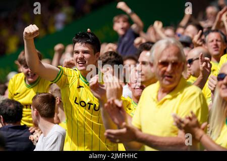 I tifosi di Norwich City festeggiano dopo che la loro squadra ha equalizzato durante la partita del campionato Sky Bet a Carrow Road, Norwich. Data foto: Sabato 6 agosto 2022. Foto Stock