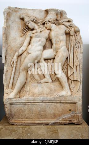 Un'antica statua in pietra all'interno del Museo Afrodisia in Turchia intitolata Achille e Pentesilea. Foto Stock