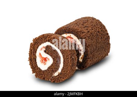 Delizioso rotolo di torta in spugna di cioccolato Black Forest riempito con crema bianca isolato su sfondo bianco. Foto Stock