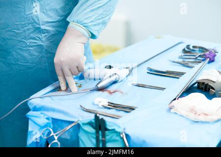 Messa a fuoco selettiva sulla mano di un chirurgo che indossa un guanto sterile. Foto Stock