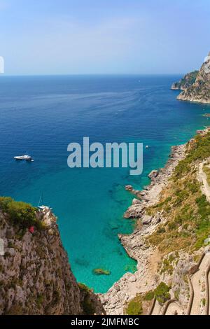 Vista dal giardino di Augusto (Giardini di Augusto) sulla ripida costa sud dell'isola di Capri, Golfo di Napoli, Campania, Italia, Europa Foto Stock