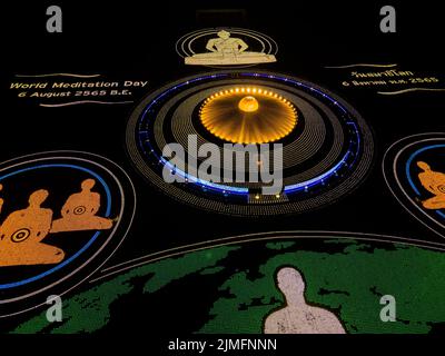 (NOTA DEI REDATTORI: Immagine scattata con il drone) Vista aerea di 100.000 lampade a LED a forma di monaci che meditano durante una cerimonia di meditazione di massa per promuovere la pace nel mondo a Wat Phra Dhammakaya. Wat Phra Dhammakaya commemora la World Fellowship of Buddistist Youth (WFBY) 'World Meditation Day' meditando insieme per la pace e l'illuminazione di 100.000 LED al loro tempio in Pathum Thani. (Foto di Matt Hunt / SOPA Images/Sipa USA) Foto Stock