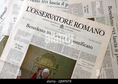 11 febbraio 2013: Dimissioni DI PAPA BENEDETTO XVI, giornale ufficiale del Vaticano l'Osservatore Romano Foto Stock