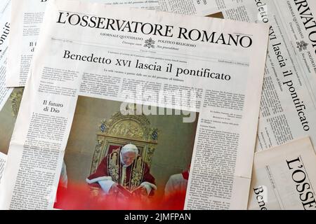 11 febbraio 2013: Dimissioni DI PAPA BENEDETTO XVI, giornale ufficiale del Vaticano l'Osservatore Romano Foto Stock