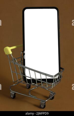 Smartphone con schermo isolato bianco in un carrello in metallo nel negozio. Foto Stock