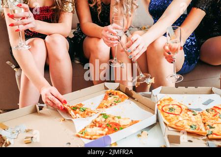 festa fantasia ragazza pizza champagne hangout Foto Stock