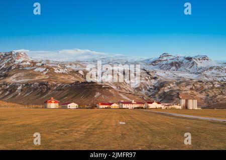 Una fattoria di fronte al vulcano eyjafjallajÃ¶kull, Islanda, Europa Foto Stock