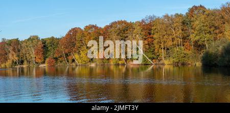 Una giornata di sole autunnale sull'altopiano dei sei laghi di Duisburg Foto Stock
