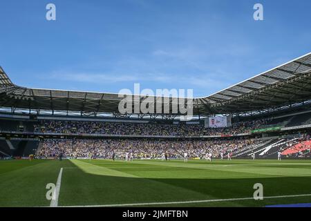 Milton Keynes, Regno Unito. 06th ago 2022. Vista generale dei tifosi in viaggio prima del calcio d'inizio a Milton Keynes, Regno Unito il 8/6/2022. (Foto di Gareth Evans/News Images/Sipa USA) Credit: Sipa USA/Alamy Live News Foto Stock