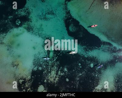 Vista aerea di un gruppo di amici in kayak Wood River vicino a Fort Klamath nell'Oregon meridionale Foto Stock