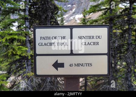 Cartello che indica gli escursionisti al sentiero del ghiacciaio nel Parco Nazionale di Jasper al Monte Edith Cavell Foto Stock