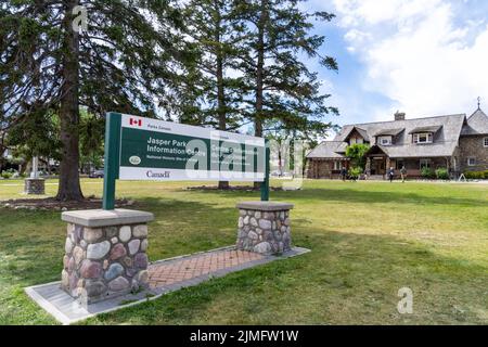 Jasper, Alberta, Canada - 13 luglio 2022: Cartello per il centro informazioni del parco nazionale di Jasper presso il sito storico nazionale Foto Stock