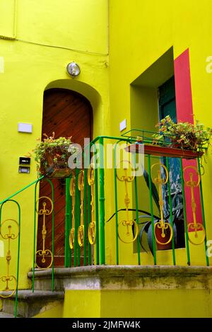 Il villaggio con le case colorate Ghizzano toscana Italia Foto Stock