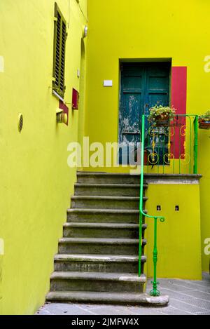 Il villaggio con le case colorate Ghizzano toscana Italia Foto Stock