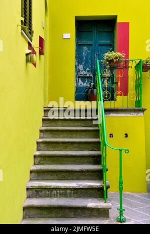 Il villaggio con le case colorate Ghizzano toscana Italia Foto Stock