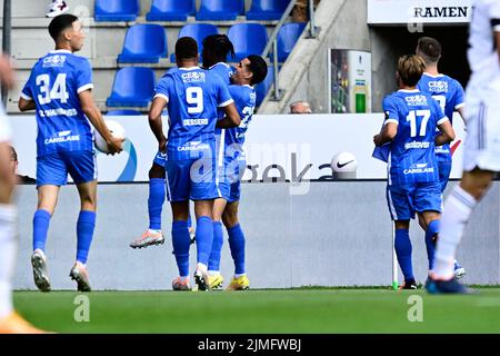 I giocatori di Genk festeggiano dopo aver segnato una partita di calcio tra KRC Genk e KAS Eupen, sabato 06 agosto 2022 a Genk, il giorno 3 della prima divisione del campionato belga 'Jupiler Pro League' 2022-2023. BELGA FOTO JOHAN EYCKENS Foto Stock