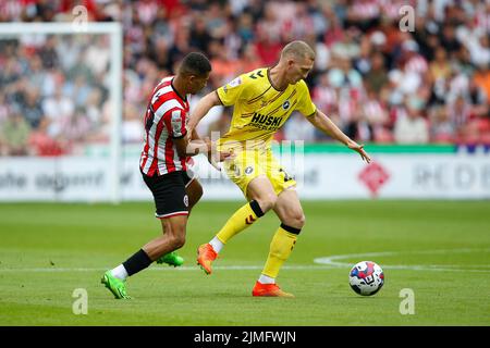 Sheffield, Regno Unito. 06th ago 2022. Iliman Ndiaye #29 di Sheffield United e George Saville #23 di Millwall a Sheffield, Regno Unito il 8/6/2022. (Foto di ben Early/News Images/Sipa USA) Credit: Sipa USA/Alamy Live News Foto Stock