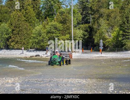 Fai un giro in carrozza sulla strada rialzata per visitare la stazione delle luci di Cana isalnd a Door County Wisconsin USA Foto Stock