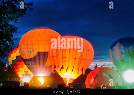 Bollatura ad aria calda multipla come palloni fuoco ci serbatoi di propano e illumina i palloni Foto Stock