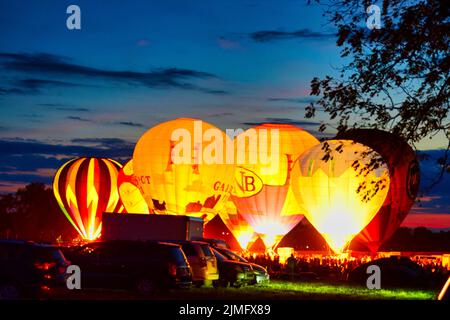 Bollatura ad aria calda multipla come palloni fuoco ci serbatoi di propano e illumina i palloni Foto Stock