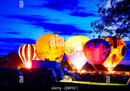 Bollatura ad aria calda multipla come palloni fuoco ci serbatoi di propano e illumina i palloni Foto Stock