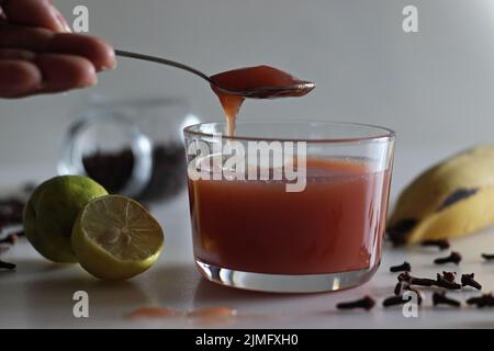 Marmellata di banane. Confettura di frutta a quattro ingredienti fatta con banana locale zuccherata con zucchero e speziata con chiodi di garofano. Scatto su sfondo bianco Foto Stock