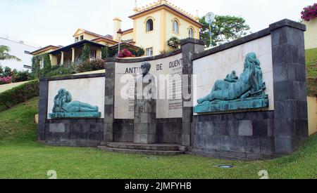 Monumento a Antero de Quental, famoso poeta, filosofo e scrittore portoghese del 19th ° secolo, nativo della città, Ponta Delgada, Sao Miguel, Portogallo Foto Stock