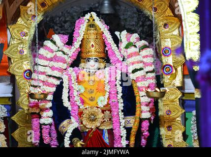 Beawar, Rajasthan, India. 5th ago 2022. Scultura di Lord Shiva decorata come Lord RAM nel secondo anniversario di Ayodhya RAM Mandir Ground Breaking cerimonia durante il mese santo indù di Shravan al tempio di Diggi Mahadev a Beawar. (Credit Image: © Sumit Saraswat/Pacific Press via ZUMA Press Wire) Foto Stock