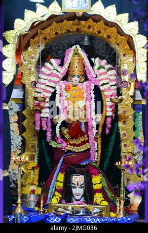 Beawar, Rajasthan, India. 5th ago 2022. Scultura di Lord Shiva decorata come Lord RAM nel secondo anniversario di Ayodhya RAM Mandir Ground Breaking cerimonia durante il mese santo indù di Shravan al tempio di Diggi Mahadev a Beawar. (Credit Image: © Sumit Saraswat/Pacific Press via ZUMA Press Wire) Foto Stock