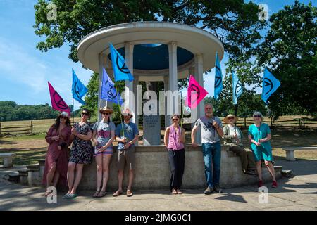 Runnymede, Surrey, Regno Unito. 6th Agosto 2022. Estinzione Rebellion Sud Est si accampavano al luogo di nascita della democrazia a Runnymede oggi, dove la Magna carta fu firmata oltre 800 anni fa. Presso il sito del National Trust, sedevano sulle proprie sedie giurate e sulle famose sedie in bronzo scolpite dei 12 giurati. Andarono anche al Magna carta Memorial. I bambini stavano facendo stampe murali e chiacchieravano con i membri del pubblico sulla loro campagna di disobbedienza civile e invitavano il governo ad agire con urgenza sull'emergenza climatica. Credit: Maureen McLean/Alamy Live News Foto Stock