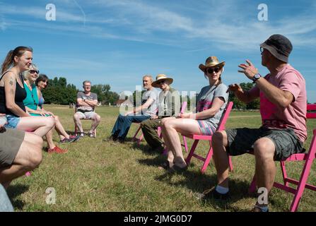 Runnymede, Surrey, Regno Unito. 6th Agosto 2022. Estinzione Rebellion Sud Est si accampavano al luogo di nascita della democrazia a Runnymede oggi, dove la Magna carta fu firmata oltre 800 anni fa. Presso il sito del National Trust, sedevano sulle proprie sedie giurate e sulle famose sedie in bronzo scolpite dei 12 giurati. Andarono anche al Magna carta Memorial. I bambini stavano facendo stampe murali e chiacchieravano con i membri del pubblico sulla loro campagna di disobbedienza civile e invitavano il governo ad agire con urgenza sull'emergenza climatica. Credit: Maureen McLean/Alamy Live News Foto Stock