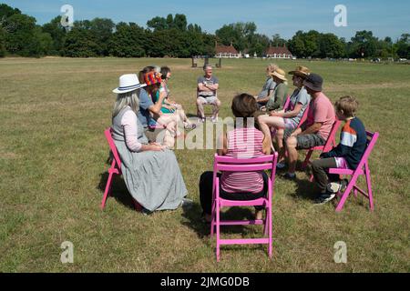 Runnymede, Surrey, Regno Unito. 6th Agosto 2022. Estinzione Rebellion Sud Est si accampavano al luogo di nascita della democrazia a Runnymede oggi, dove la Magna carta fu firmata oltre 800 anni fa. Presso il sito del National Trust, sedevano sulle proprie sedie giurate e sulle famose sedie in bronzo scolpite dei 12 giurati. Andarono anche al Magna carta Memorial. I bambini stavano facendo stampe murali e chiacchieravano con i membri del pubblico sulla loro campagna di disobbedienza civile e invitavano il governo ad agire con urgenza sull'emergenza climatica. Credit: Maureen McLean/Alamy Live News Foto Stock