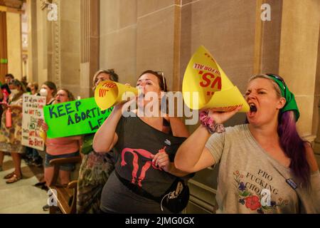 INDIANAPOLIS, INDIANA - AGOSTO 5: (L'immagine della nota dei redattori contiene la profanità) gli attivisti dei diritti di aborto protestano mentre il Senato dell'Indiana discute prima di votare per vietare l'aborto durante una sessione speciale il 5 agosto 2022 a Indianapolis, Indiana. La legislatura ha tenuto una sessione speciale per vietare i diritti di aborto sulla scia della sentenza della Corte Suprema degli Stati Uniti che ha rovesciato Roe contro Wade in giugno. Foto Stock