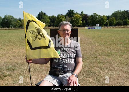 Runnymede, Surrey, Regno Unito. 6th Agosto 2022. Estinzione Rebellion Sud Est si accampavano al luogo di nascita della democrazia a Runnymede oggi, dove la Magna carta fu firmata oltre 800 anni fa. Presso il sito del National Trust, sedevano sulle proprie sedie giurate e sulle famose sedie in bronzo scolpite dei 12 giurati. Andarono anche al Magna carta Memorial. I bambini stavano facendo stampe murali e chiacchieravano con i membri del pubblico sulla loro campagna di disobbedienza civile e invitavano il governo ad agire con urgenza sull'emergenza climatica. Credit: Maureen McLean/Alamy Live News Foto Stock