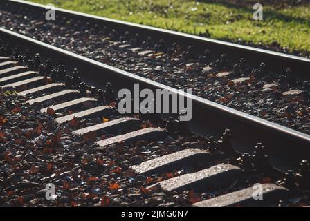 Primo piano di binari ferroviari, binari, chiusure, legami ferroviari di binari ferroviari su binari ferroviari Foto Stock