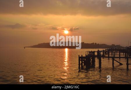 Tramonto su Brownsea Island nel porto di Poole Foto Stock