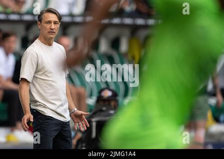 Wolfsburg, Germania. 06th ago 2022. Calcio, Bundesliga, VfL Wolfsburg - SV Werder Bremen, Matchday 1, Volkswagen Arena. Allenatore Wolfsburg Niko Kovac gesti. Credit: Swen Pförtner/dpa - NOTA IMPORTANTE: In conformità con i requisiti della DFL Deutsche Fußball Liga e della DFB Deutscher Fußball-Bund, è vietato utilizzare o utilizzare fotografie scattate nello stadio e/o della partita sotto forma di immagini di sequenza e/o serie di foto video-simili./dpa/Alamy Live News Foto Stock