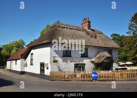 Il Woolpack Inn è situato su un sistema di sola andata nel villaggio di Sopley, Hampshire Foto Stock