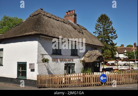 Il Woolpack Inn è situato su un sistema di sola andata nel villaggio di Sopley, Hampshire Foto Stock