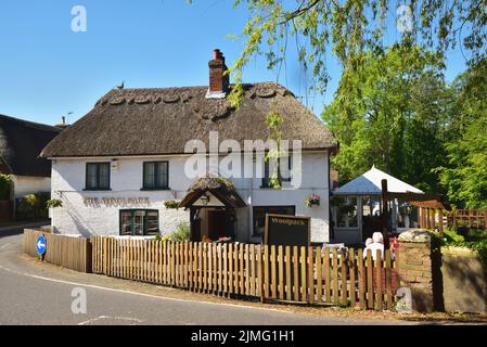 Il Woolpack Inn è situato su un sistema di sola andata nel villaggio di Sopley, Hampshire Foto Stock
