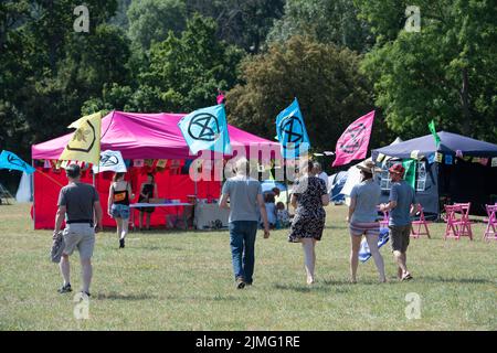 Runnymede, Surrey, Regno Unito. 6th Agosto 2022. Estinzione Rebellion Sud Est si accampavano al luogo di nascita della democrazia a Runnymede oggi, dove la Magna carta fu firmata oltre 800 anni fa. Presso il sito del National Trust, sedevano sulle proprie sedie giurate e sulle famose sedie in bronzo scolpite dei 12 giurati. Andarono anche al Magna carta Memorial. I bambini stavano facendo stampe murali e chiacchieravano con i membri del pubblico sulla loro campagna di disobbedienza civile e invitavano il governo ad agire con urgenza sull'emergenza climatica. Credit: Maureen McLean/Alamy Live News Foto Stock