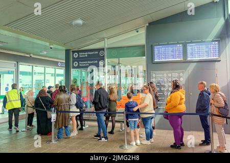 Glasgow, Scozia, Regno Unito 6th agosto 2022. Edinburgh festival viaggio caos come stazione di strada regina per pieno per il treno come Buchanan strada autobus stazione ha visto le code intorno al blocco per il primo Sabato del festival. Questa è la stazione degli autobus di strada buchanan. Come ha detto un dipendente, questo è insolito perché oggi a Edimburgo stanno accadendo quattro cose. Credit Gerard Ferry/Alamy Live News Foto Stock