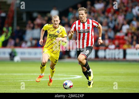 Sheffield, Regno Unito. 06th ago 2022. Sander Berge #8 di Sheffield United e George Saville #23 di Millwall di Sheffield, Regno Unito il 8/6/2022. (Foto di ben Early/News Images/Sipa USA) Credit: Sipa USA/Alamy Live News Foto Stock